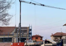Aperto il cantiere dei lavori di manutenzione straordinaria ad una parte del tetto del magazzino comunale della zona Capannoni  che ospiterà la nuova sede della Protezione civile